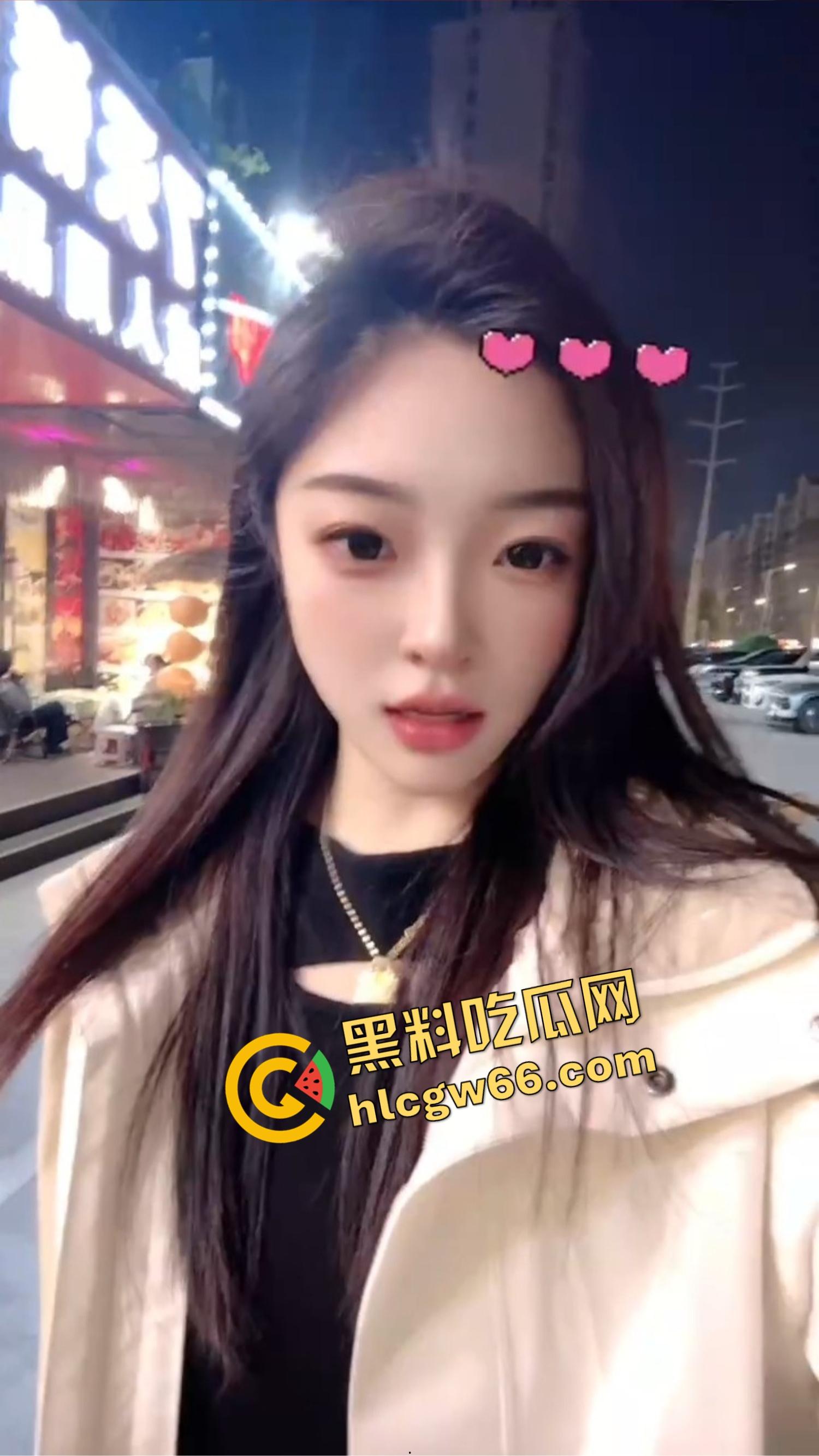 厦门老哥调教爱宠如母狗！街头穿情趣装趴地学狗叫，进男厕舔小便池，一边舔着还一脸享受！-5