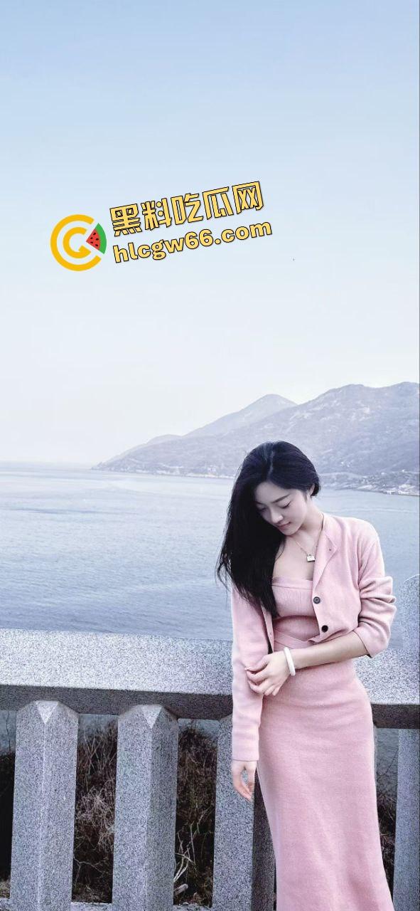 厦门老哥调教爱宠如母狗！街头穿情趣装趴地学狗叫，进男厕舔小便池，一边舔着还一脸享受！-6