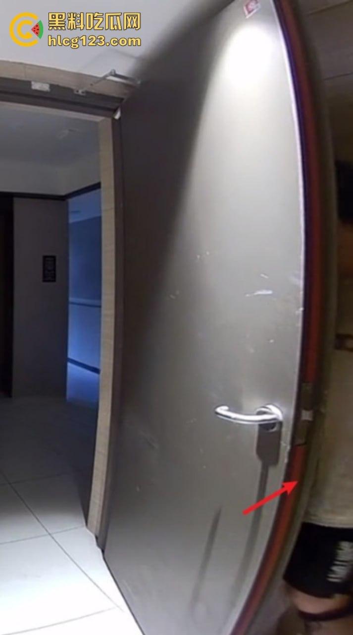 监控实拍男子偷业主女鞋 蹲楼道狂舔10分钟 变态行径被全程拍下-10