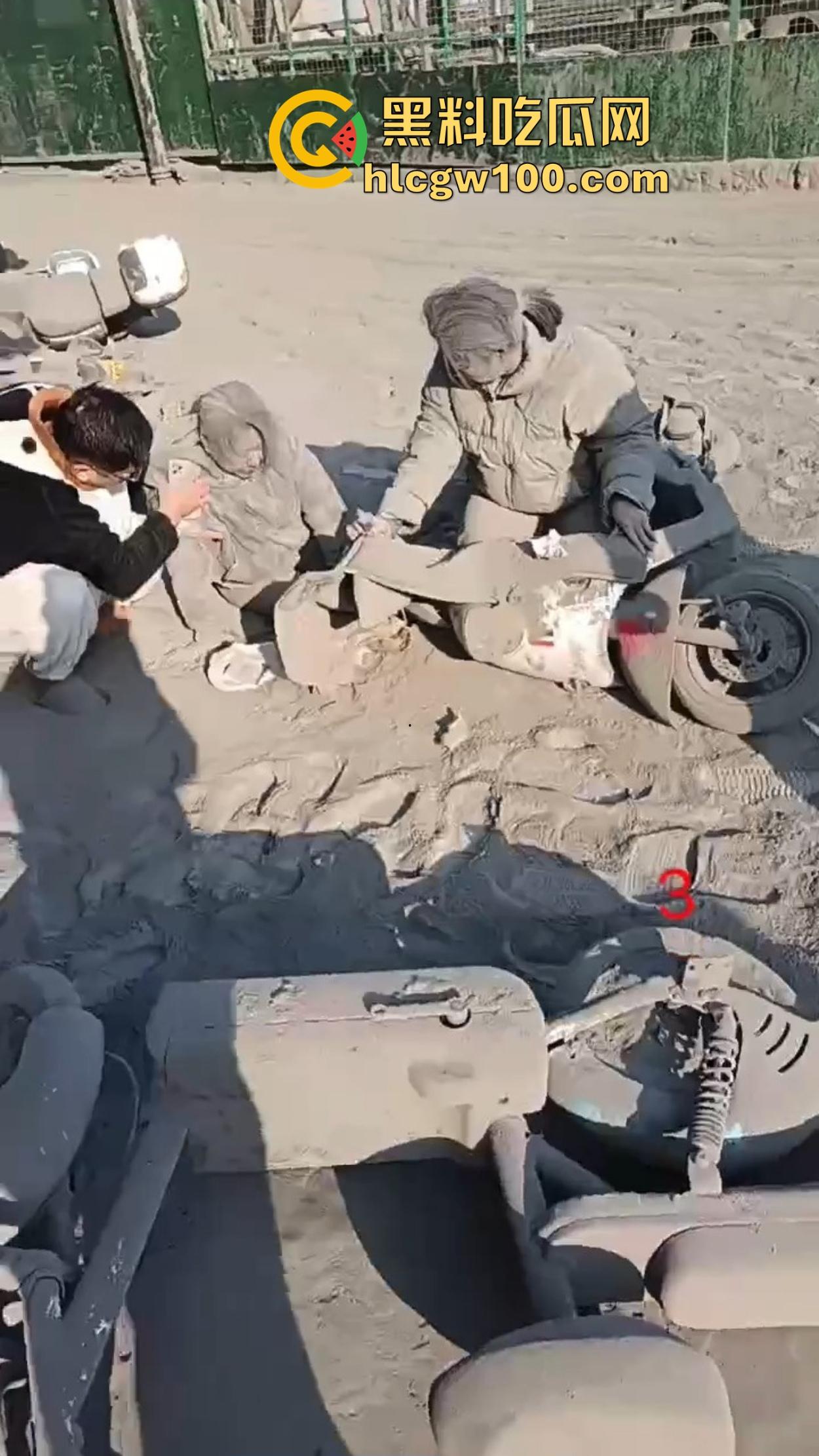 杭州拱墅区华中南路地铁站附近水泥罐开裂，粉尘喷溅路人瞬间变雕像，巨响震楼吓坏住户！-4