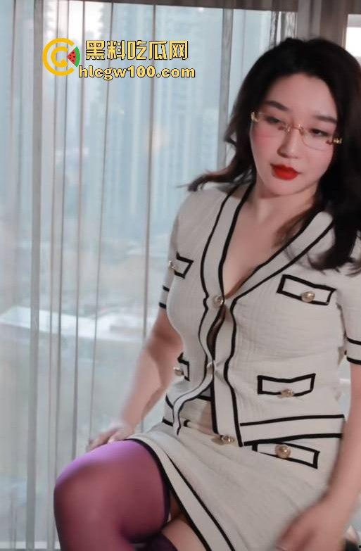 抖音御姐网红【教母eliy】高价定制自慰视频线下跟金主3P性爱遭曝光，知道她玩得花但没想到竟然玩得这么花。-10