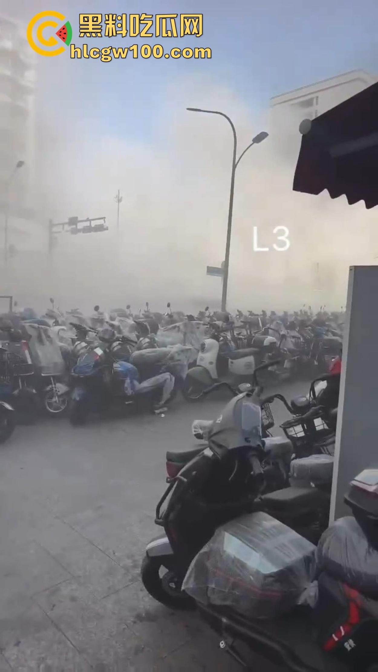 杭州拱墅区华中南路地铁站附近水泥罐开裂，粉尘喷溅路人瞬间变雕像，巨响震楼吓坏住户！-7