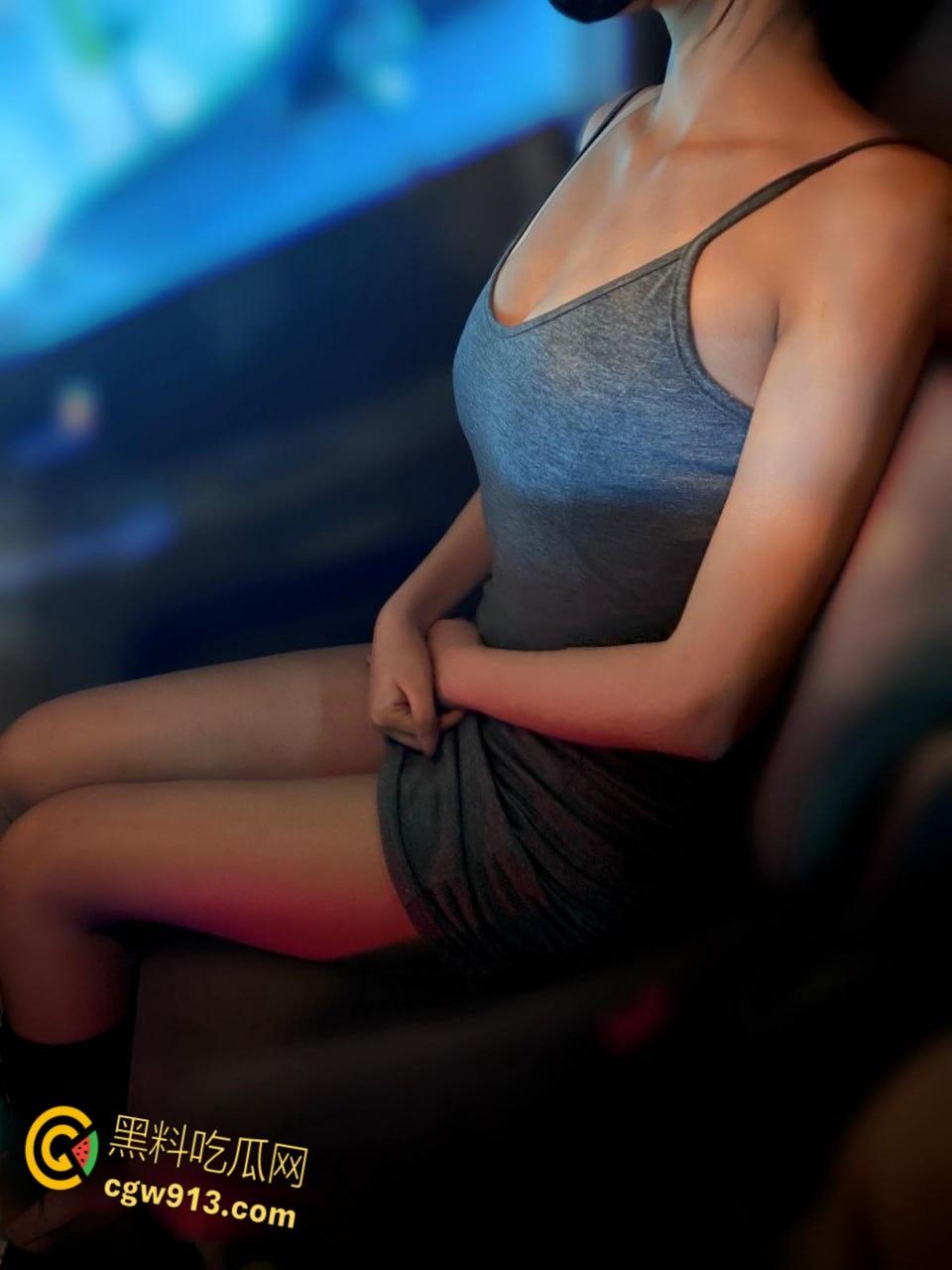 送喝醉酒的姐姐回家,饥渴姐姐竟让我陪她,性感灰丝高跟鞋足交,忍无可忍撕开丝袜后入爆操 !-3