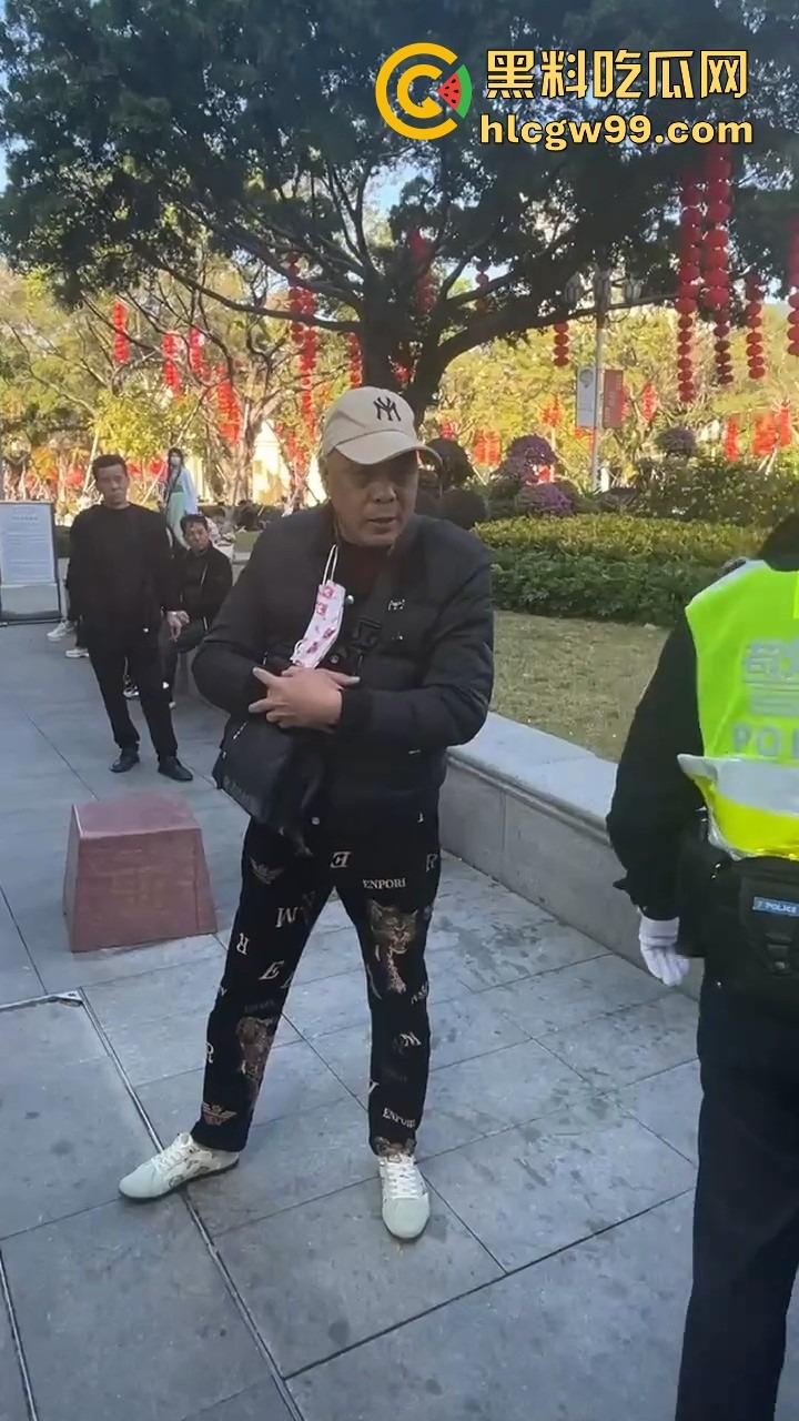 广州动漫星城惊现老色批，大爷公然性骚扰女Coser，见黑丝就上手摸屁股，现场直接炸锅！-1