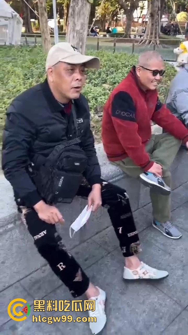 广州动漫星城惊现老色批，大爷公然性骚扰女Coser，见黑丝就上手摸屁股，现场直接炸锅！-5