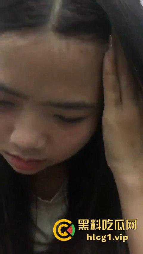 无辜小美女惨遭围堵楼梯间，疯狂围踹画面曝光，血腥至极！-10