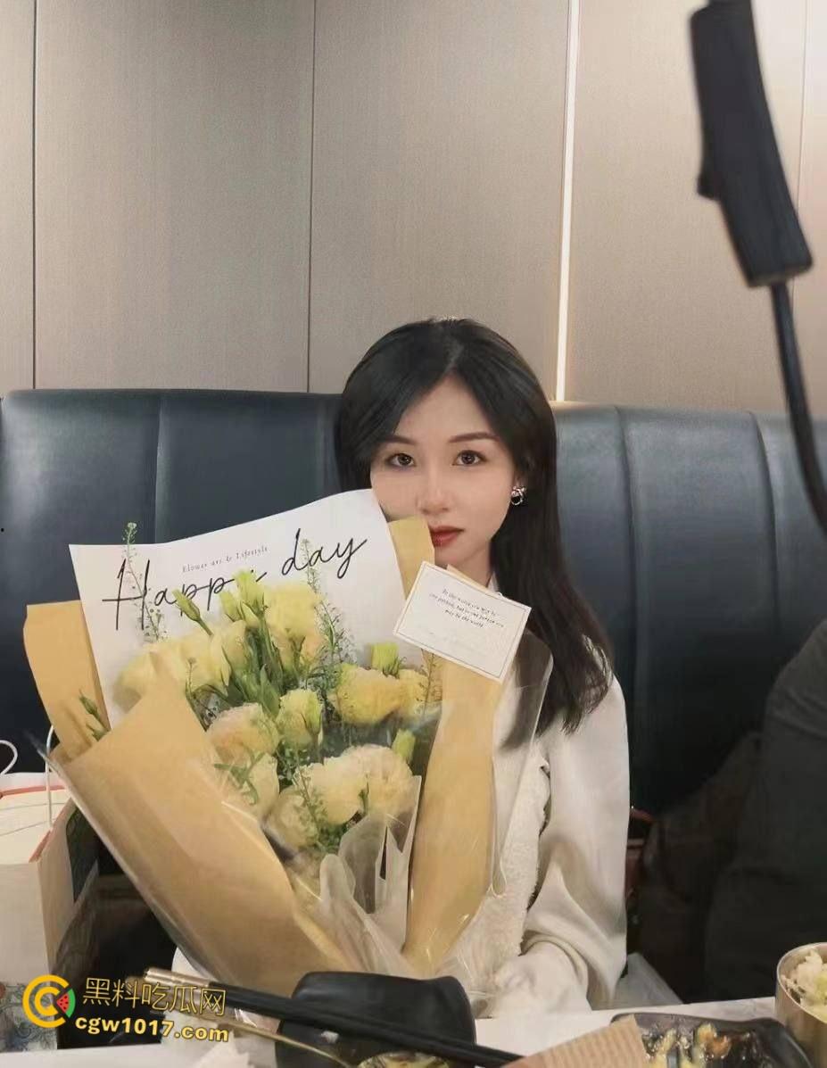 洛阳正仁教育集团【昌梦甜】，婚前出轨被炮友拍下不雅视频，假屌跳蛋玩弄骚穴，大尺度聊天记录无比辣眼！-7