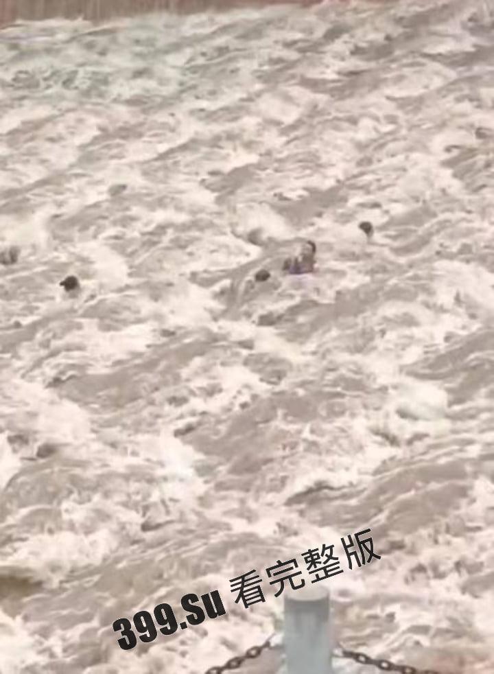 四川雅安陇西河鱼鳞坝，11位退休大妈衣着靓丽开心的在河坝边上载歌载舞  下一秒涨水带走七位，天人永隔！-5