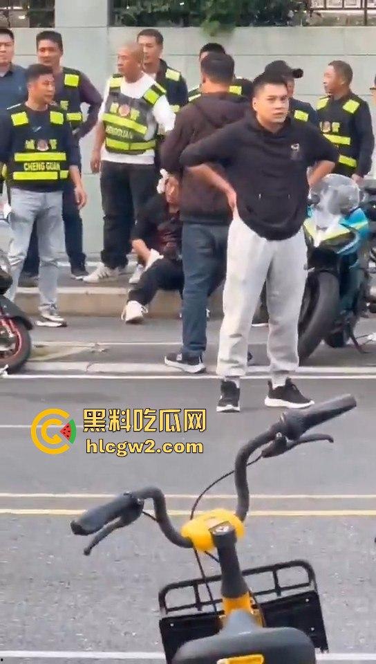 横惯了也有栽跟头的时候 合肥锦绣校区城管赶小贩 结果被小贩一刀放倒!-9