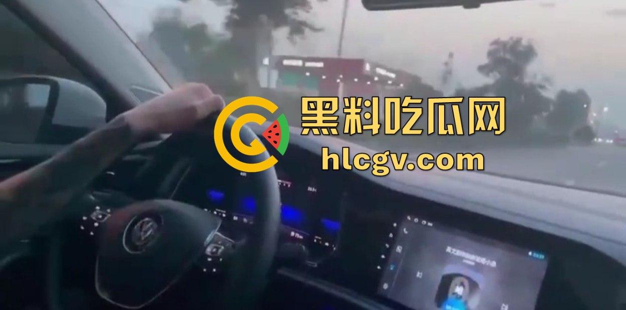 带妹飙到212码，大众车毁人亡！精神小伙翻车直播秒变吃席现场，欢迎瓜友围观！-1
