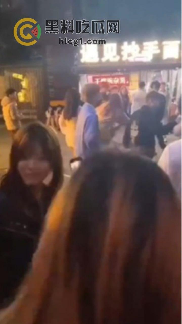 河南精神小妹夜市边上上演疯狂打架秀，互扯头发对扇脸，围观小妹热情助威！-7