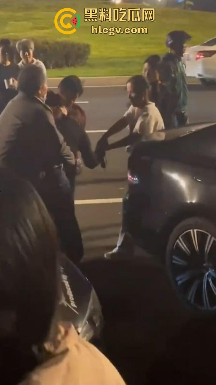 福州女子给已婚男发暧昧信息天天发骚 全家总动员婆媳联手抓小三  打成狗了这是！-8