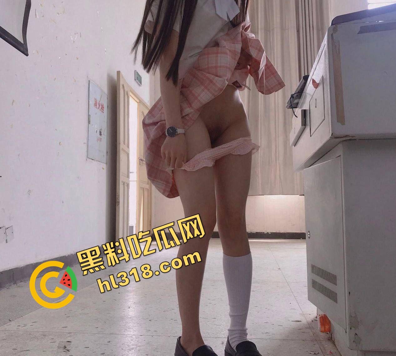 河南永和高中政教处主任『张振』一手学生档案一手学生内裤，威胁女学生脱裤认错，不给操就叫家长！-7