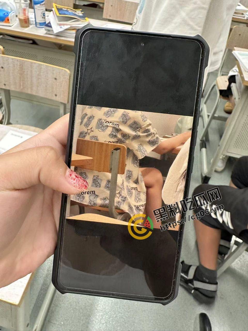 当众社死！疑似广西大学某男偷拍同学美腿被小仙女抓到当众处刑删掉照片 脸都丢没了-6