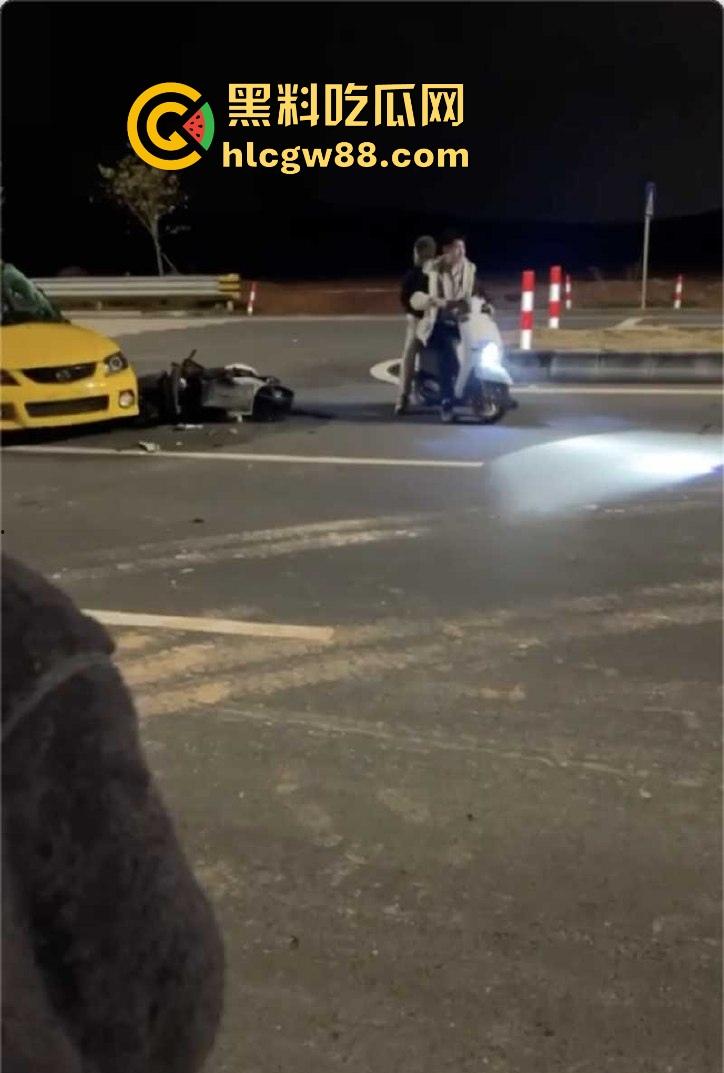广东江门精神小伙儿行驶改装摩托与无牌轿车碰撞发生惨烈车祸 摩托车主当场凉了 车祸现场曝光！-6