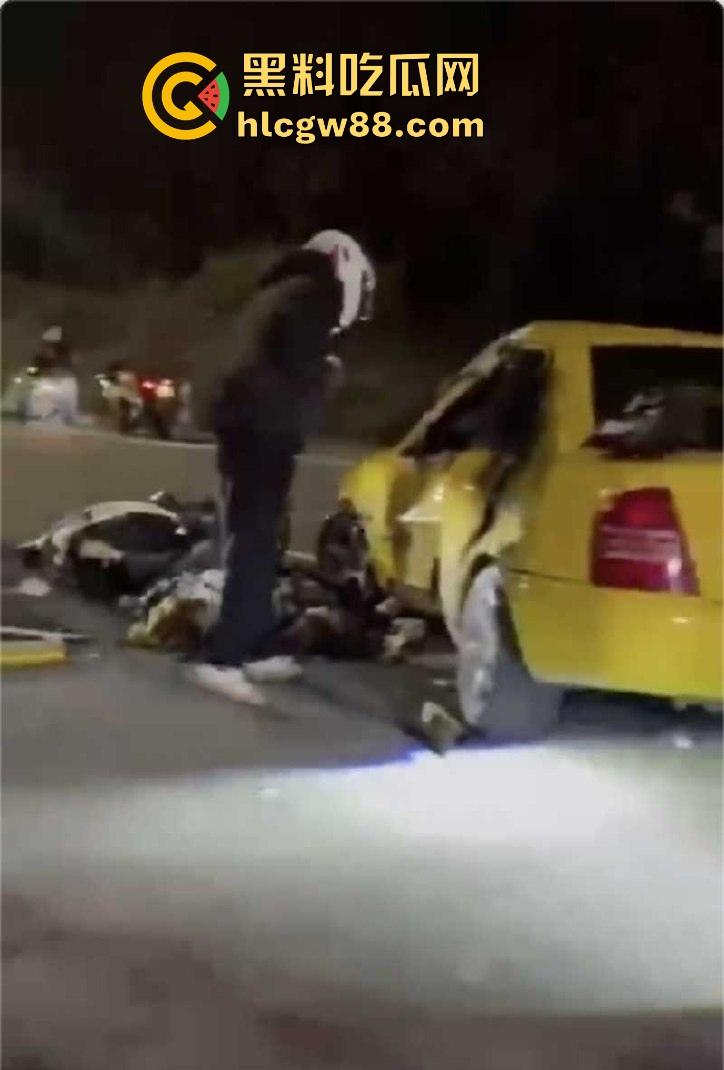 广东江门精神小伙儿行驶改装摩托与无牌轿车碰撞发生惨烈车祸 摩托车主当场凉了 车祸现场曝光！-9