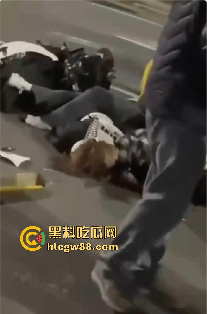 广东江门精神小伙儿行驶改装摩托与无牌轿车碰撞发生惨烈车祸 摩托车主当场凉了 车祸现场曝光！-10