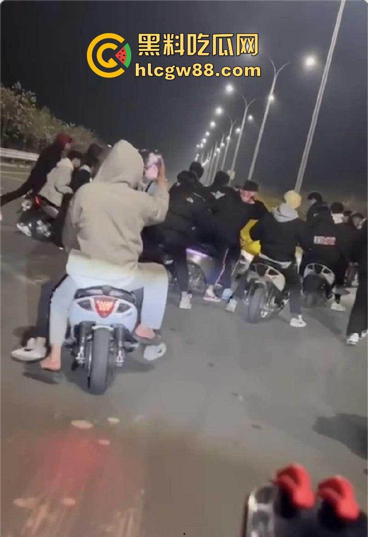 广东江门精神小伙儿行驶改装摩托与无牌轿车碰撞发生惨烈车祸 摩托车主当场凉了 车祸现场曝光！-12