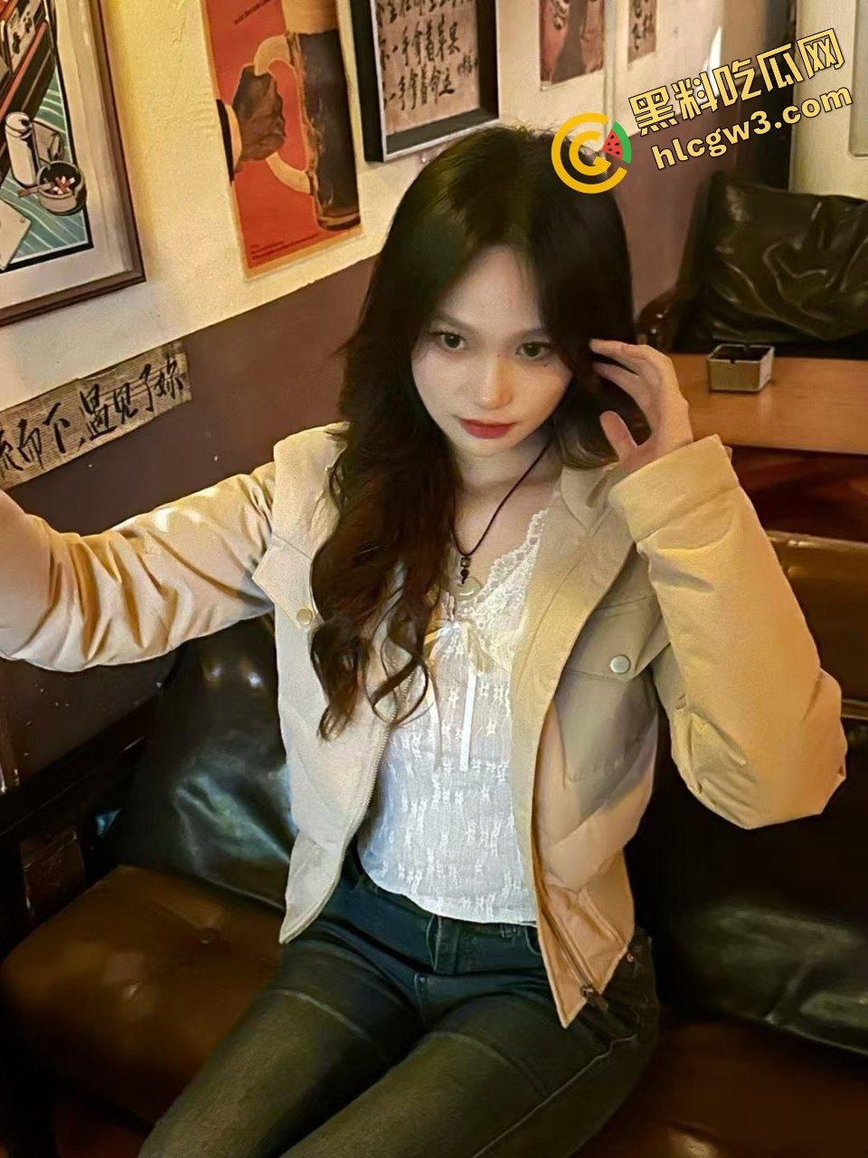 湖南长沙反差骚鸡甜御女神『刘晴』与黄毛男友酒店多体位激情干炮 不慎泄密 原创真实曝光！-1