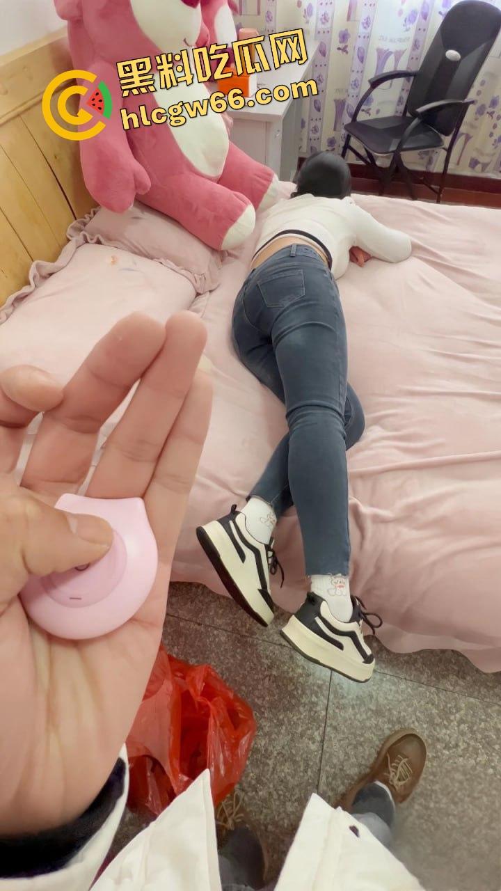 海角精品！姐姐扭臀求操变骚母狗，弟弟憋不住深喉口爆玩弄嫩逼，全裸插到喷精宫颈，海角最浪叫床声！-2