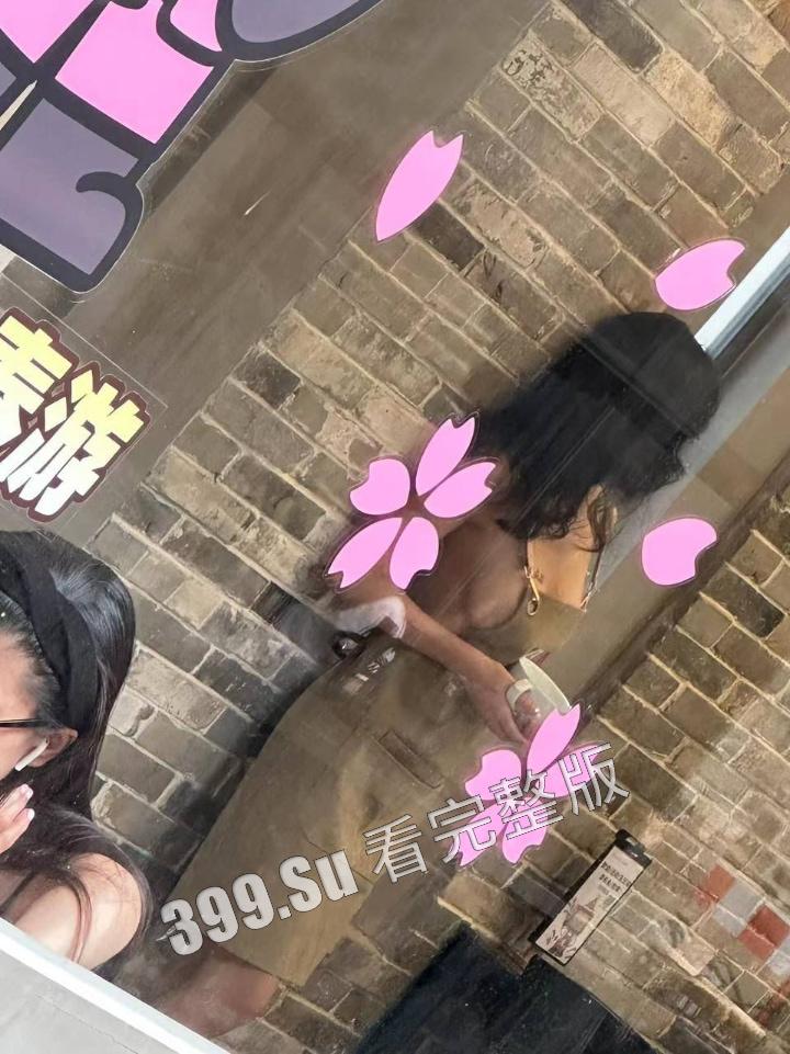 网友爆料方块咖啡门店进行色情营销 服务员穿着暴露装 方块咖啡官网回应 是露出模特不听劝,进店拍摄擦边露奶照,已报警-4