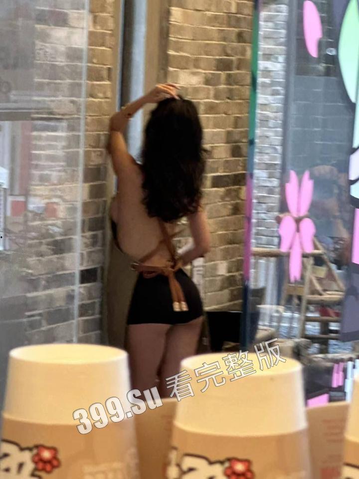 网友爆料方块咖啡门店进行色情营销 服务员穿着暴露装 方块咖啡官网回应 是露出模特不听劝,进店拍摄擦边露奶照,已报警-8