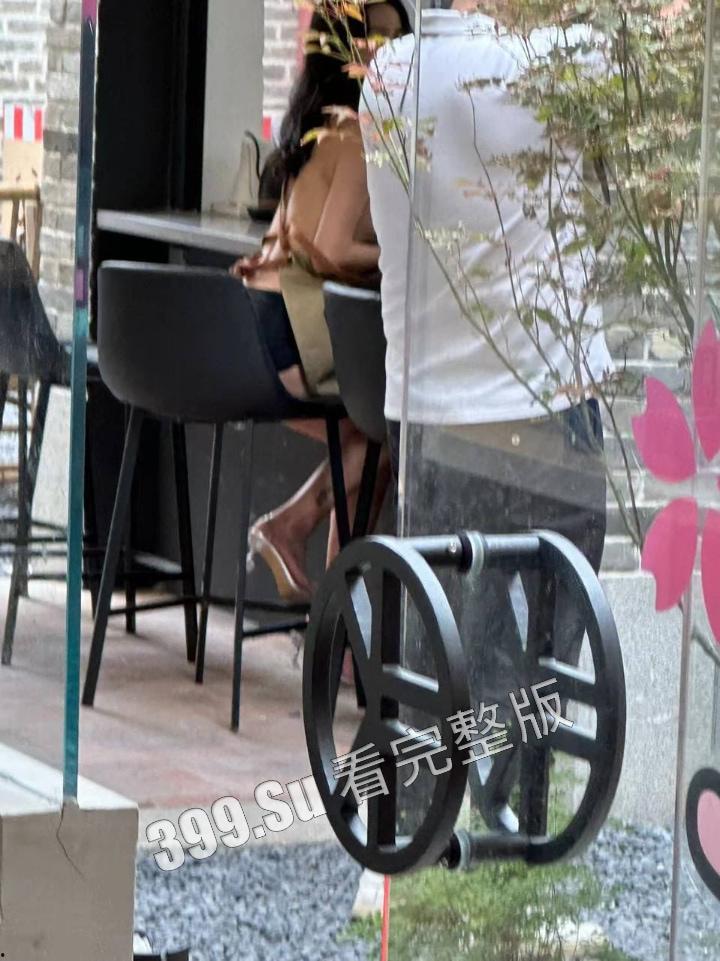 网友爆料方块咖啡门店进行色情营销 服务员穿着暴露装 方块咖啡官网回应 是露出模特不听劝,进店拍摄擦边露奶照,已报警-9