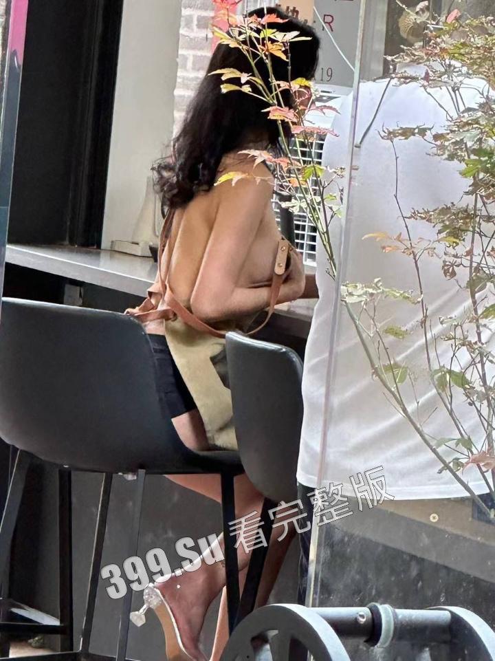 网友爆料方块咖啡门店进行色情营销 服务员穿着暴露装 方块咖啡官网回应 是露出模特不听劝,进店拍摄擦边露奶照,已报警-13