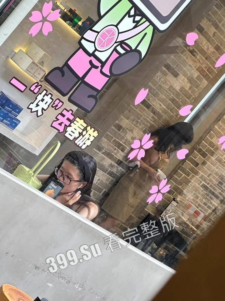 网友爆料方块咖啡门店进行色情营销 服务员穿着暴露装 方块咖啡官网回应 是露出模特不听劝,进店拍摄擦边露奶照,已报警-14