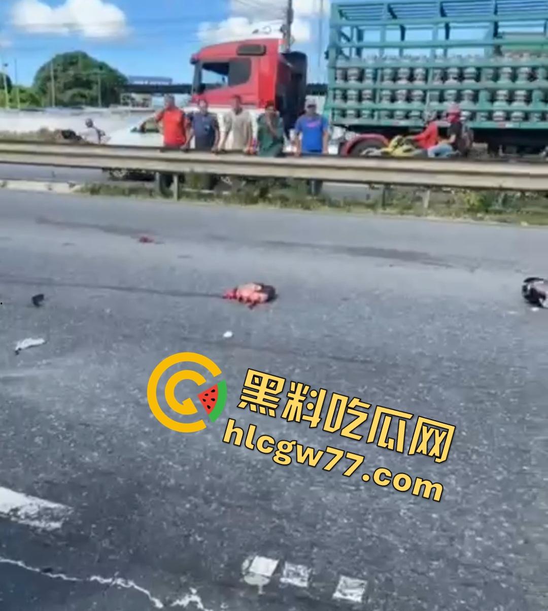 巴西若昂佩索阿摩托车手脸撕裂头断身碎！血腥车祸脸直接撕裂开，路人还想上去捡肾脏！-3
