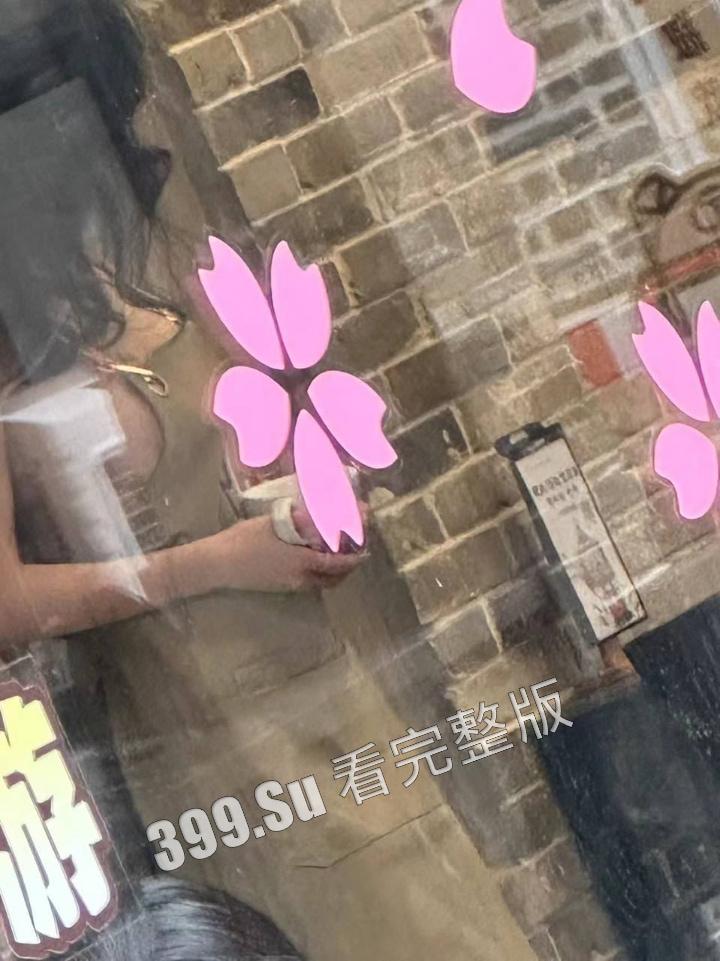 网友爆料方块咖啡门店进行色情营销 服务员穿着暴露装 方块咖啡官网回应 是露出模特不听劝,进店拍摄擦边露奶照,已报警-15