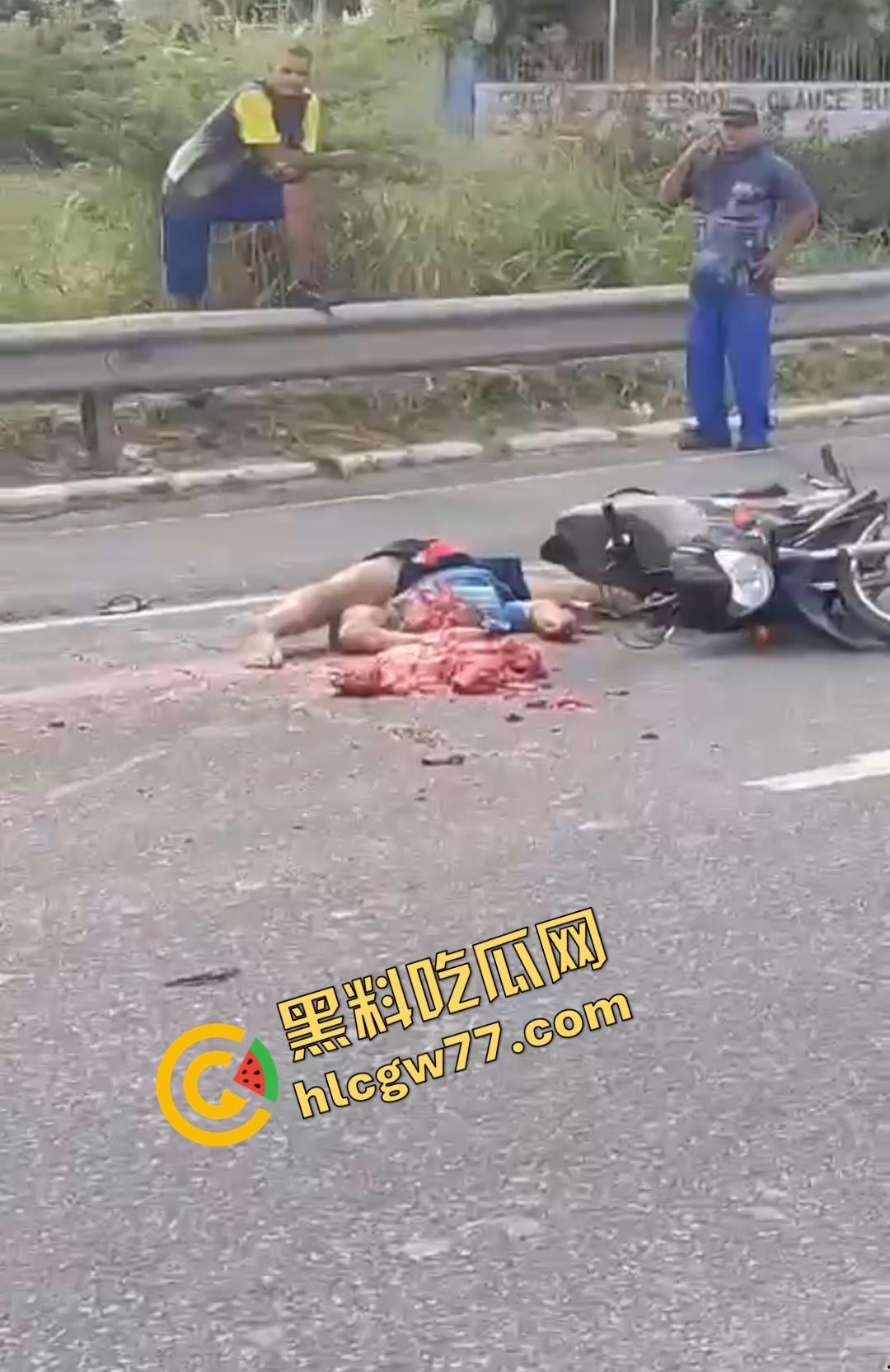 巴西若昂佩索阿摩托车手脸撕裂头断身碎！血腥车祸脸直接撕裂开，路人还想上去捡肾脏！-5