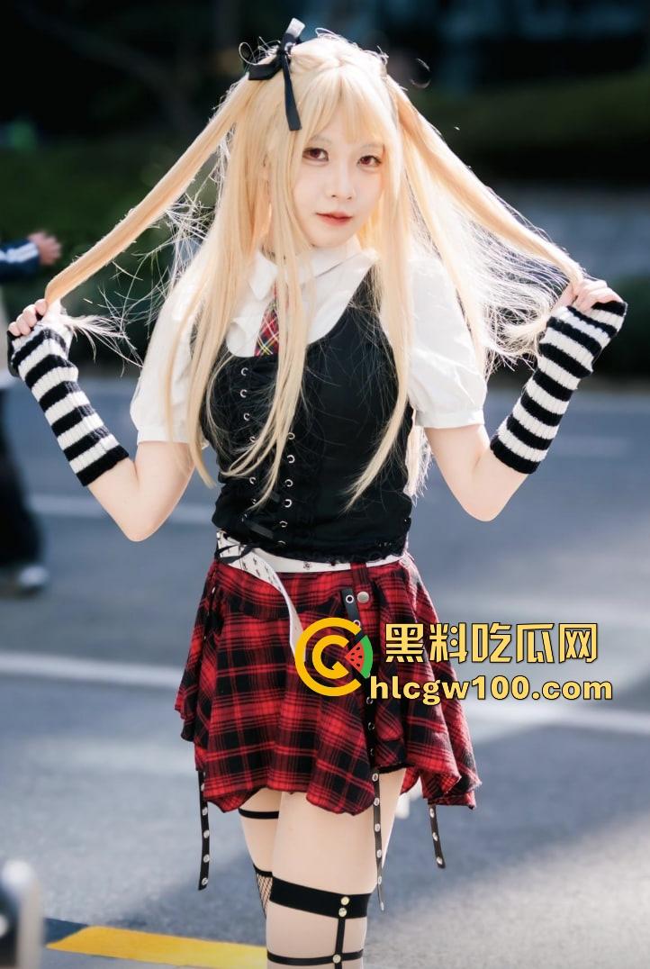 大城市漫展就是狠 不是内场去不起而是外场更有性价比 妹子敢脱不怕冷 锁骨短裙大腿全都露衣服越少越专业！-12