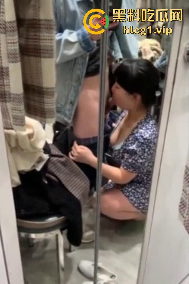 商场试衣间里的秘爱!碎花裙撩起后入爆操,忍不住叫出声来!-2