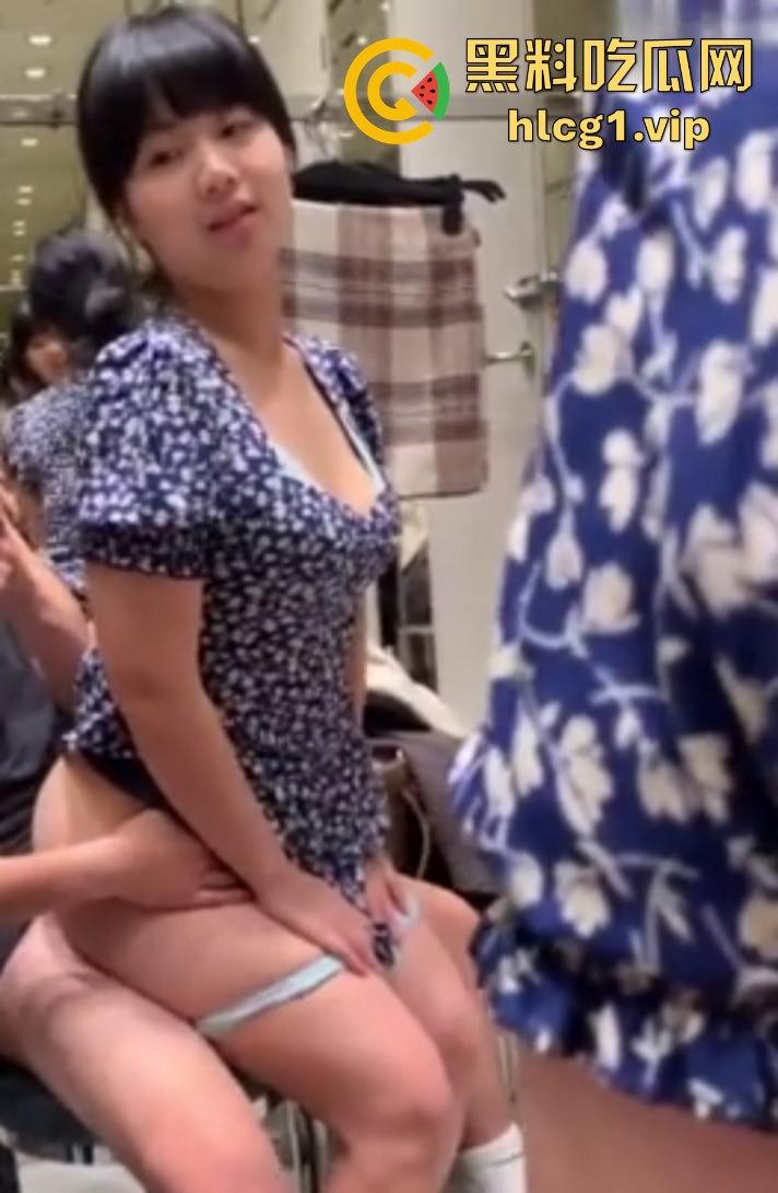 商场试衣间里的秘爱!碎花裙撩起后入爆操,忍不住叫出声来!-4