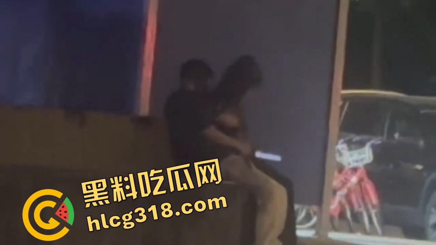 小情侣激情路边打飞机，巡警一照手还在撸，故作镇定装糊涂，路边撸管到底算不算犯法？-1