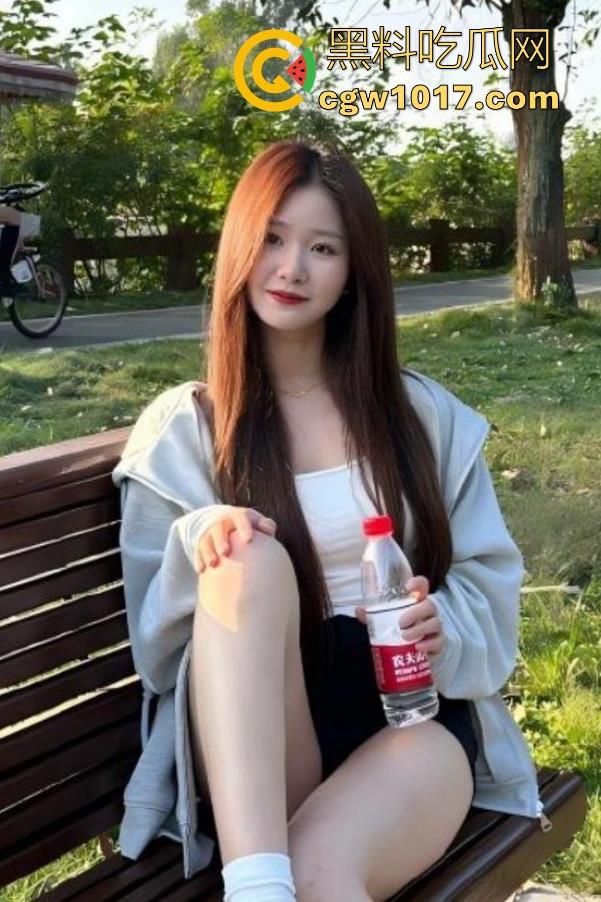 跟妹妹公园户外打野炮，撩起裙子就是操，无套后入刺激得不行，享受这种野外打炮带来的刺激感！-1