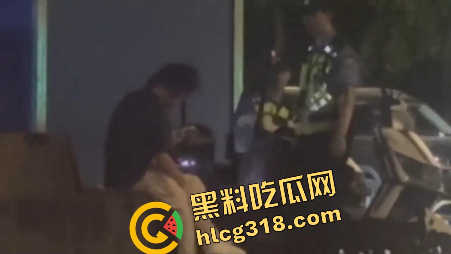 小情侣激情路边打飞机，巡警一照手还在撸，故作镇定装糊涂，路边撸管到底算不算犯法？-5