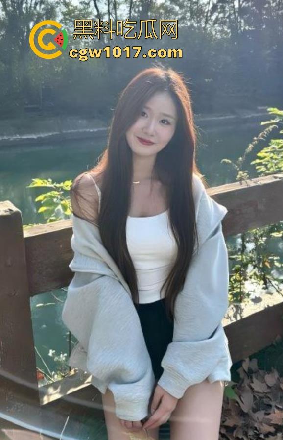 跟妹妹公园户外打野炮，撩起裙子就是操，无套后入刺激得不行，享受这种野外打炮带来的刺激感！-2