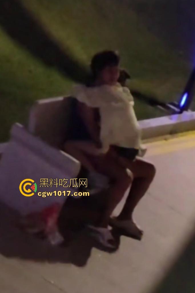 从白天到黑夜，4号楼教学楼户外石椅，校园男女搔痒难耐，穿开裆裤疯狂骑乘！书扔地上，奶子握在手里！-6