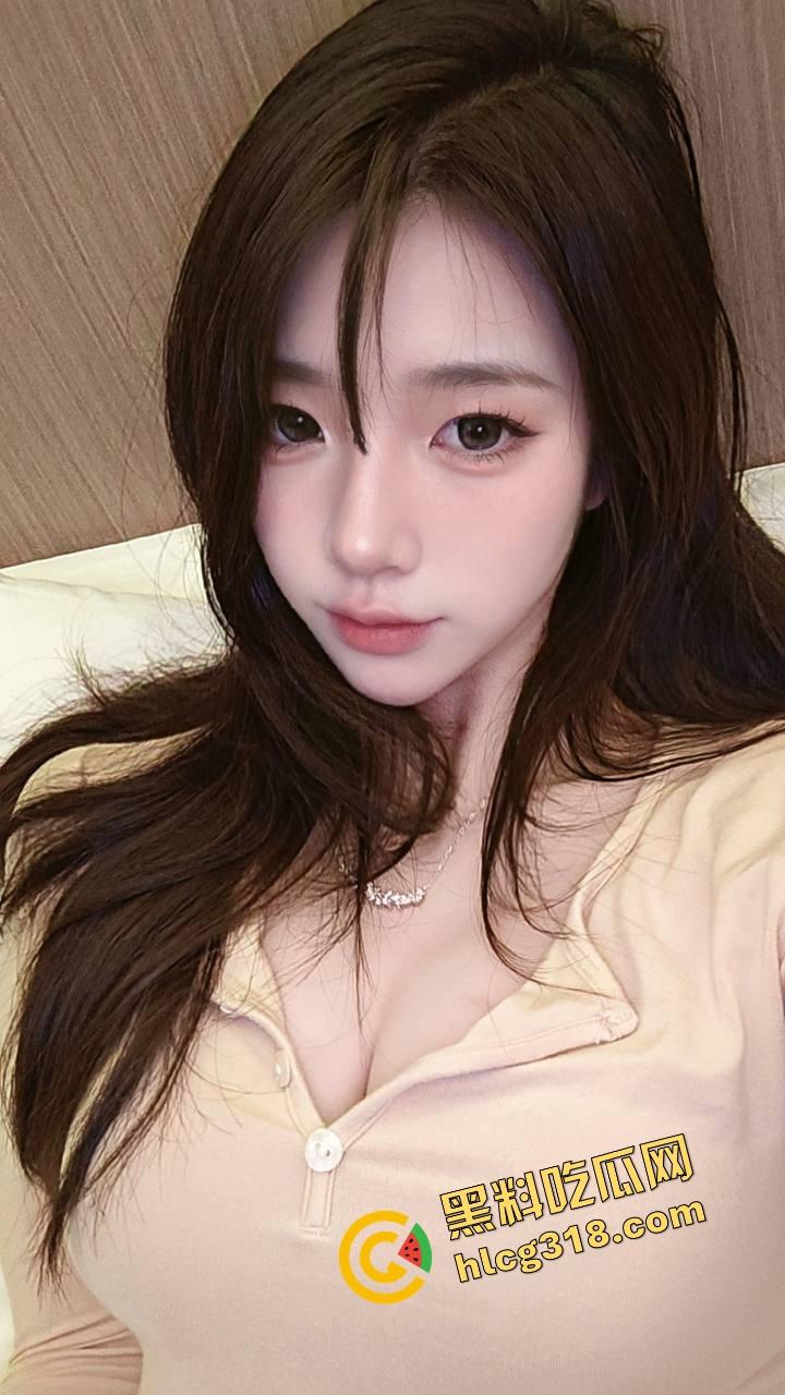 酒吧厕所整活,年轻男女激情日逼被抓个正着,妹子崩溃走出来低头躲镜头差点哭出声,表情尴尬到极致!-4