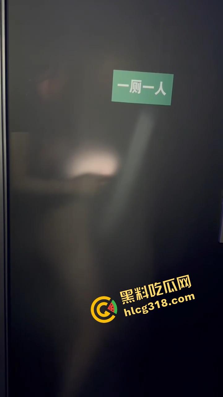 酒吧厕所整活,年轻男女激情日逼被抓个正着,妹子崩溃走出来低头躲镜头差点哭出声,表情尴尬到极致!-6