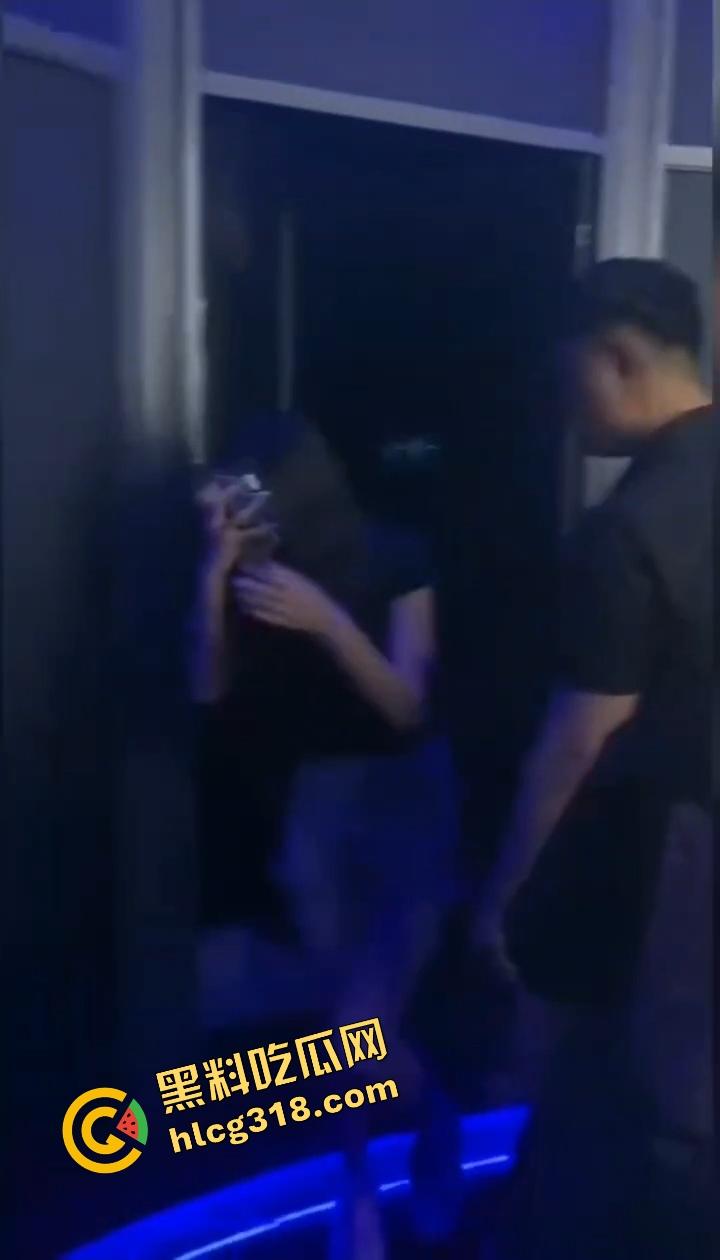 酒吧厕所整活,年轻男女激情日逼被抓个正着,妹子崩溃走出来低头躲镜头差点哭出声,表情尴尬到极致!-11