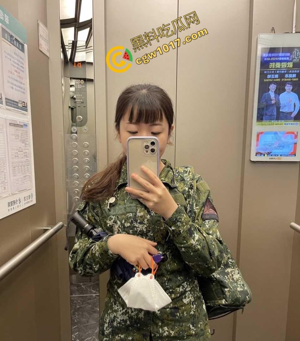 台湾军十军团586旅女兵自慰视频曝光，秘密武器秒杀，“激情战地”瞬间暴露，网友直呼“火辣辣!”！-9