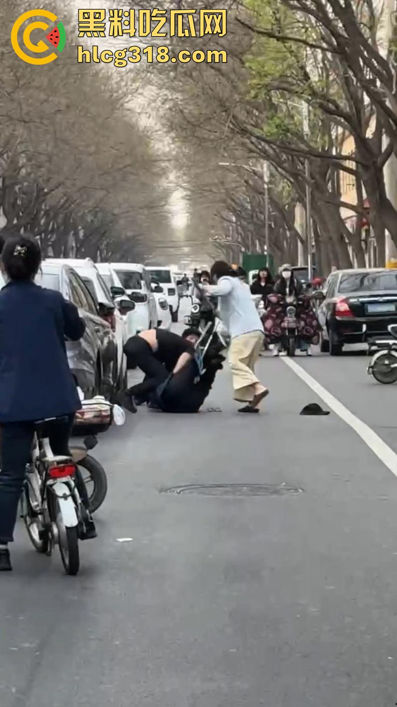 儿子为小三当街对战父母,爸妈泼皮无赖当街撒泼,儿子发疯暴怒当街殴打,这是要把儿子送进去啊!-4