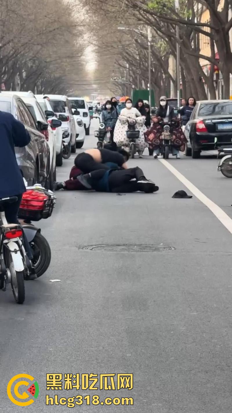 儿子为小三当街对战父母,爸妈泼皮无赖当街撒泼,儿子发疯暴怒当街殴打,这是要把儿子送进去啊!-5