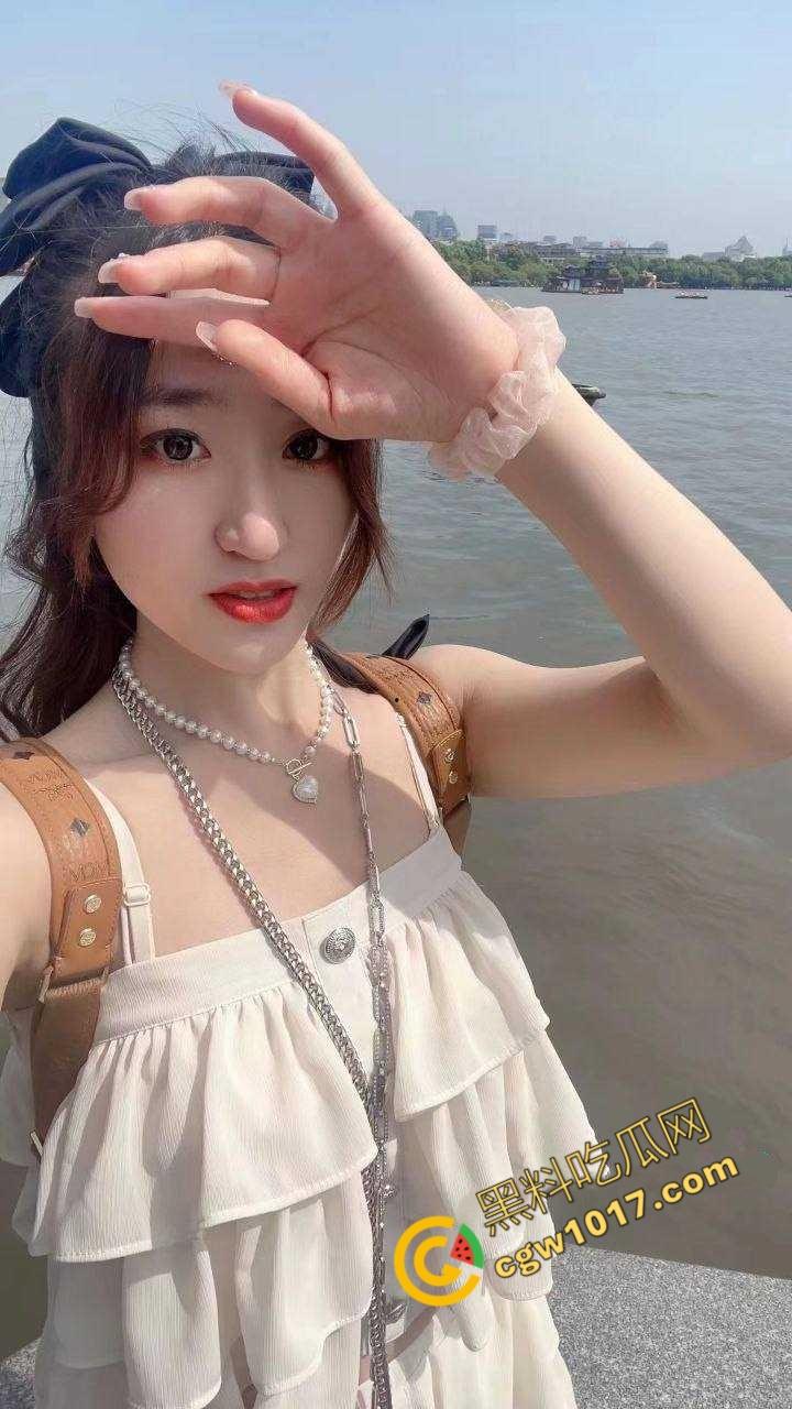 沈阳豪乳少妇【邓佳蕾】的淫荡诱惑:3P狂欢,狗绊式狂操,汁水四溅,欲仙欲死,疯狂放纵!-10