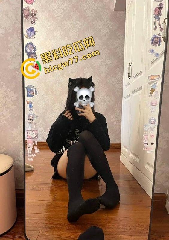 合肥『左珊』高校刚毕业，白丝黑丝来回换，Cos小母狗自拍自慰给金主看，毕业前酒店被操到嗓子发哑！-1