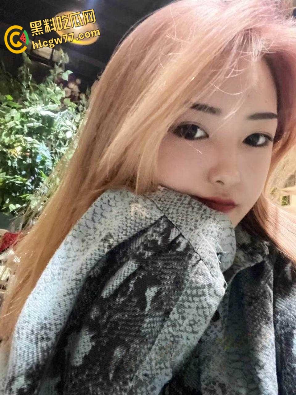 西安高冷模特 何雨薇 邀约摄影师线下私拍 没曾想摄影师耐不住诱惑两人开始激战！-3