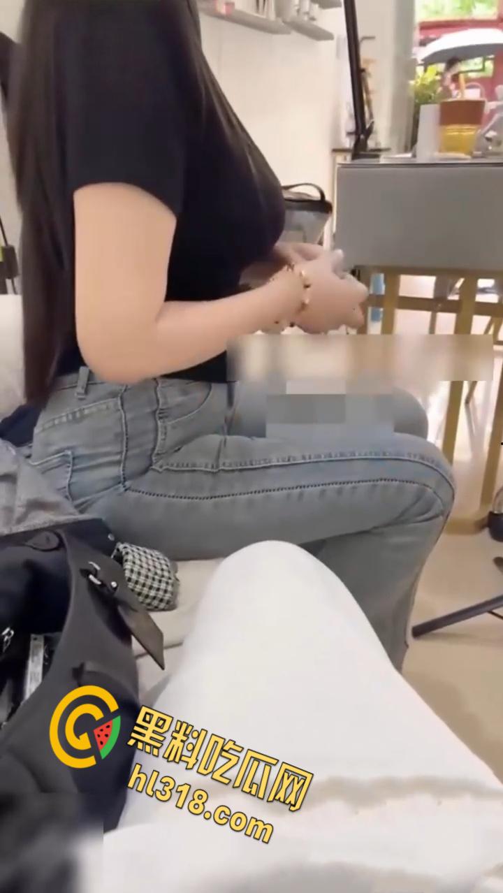 海角社区奶子即正义，美容店强推翘臀老板娘，厕所后入极品蜜桃臀，跪着口交的样子太诱人了 !-1